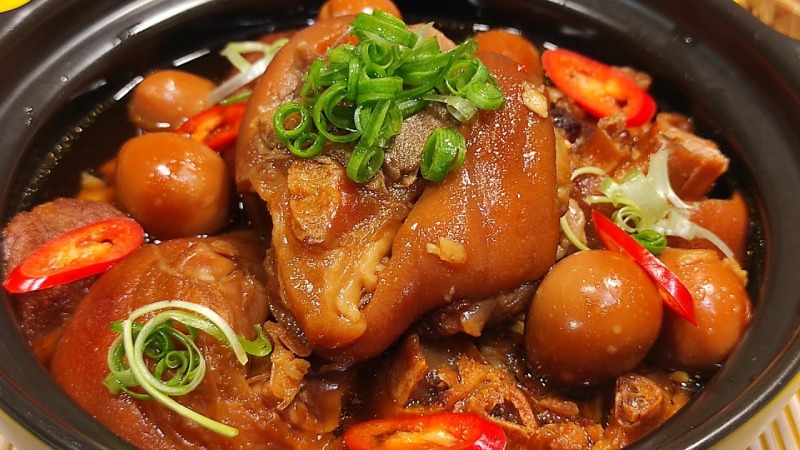 Món giò heo hầm nước dừa kho trứng với màu sắc hấp dẫn