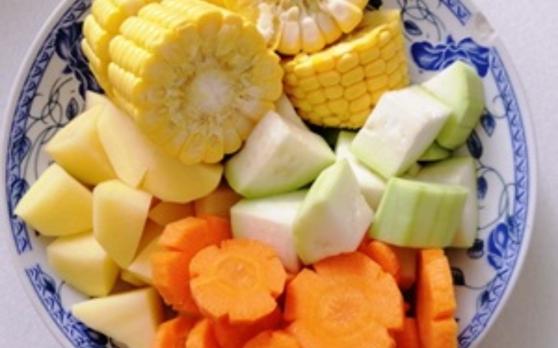 Rau củ nấu hoành thánh được cắt nhỏ