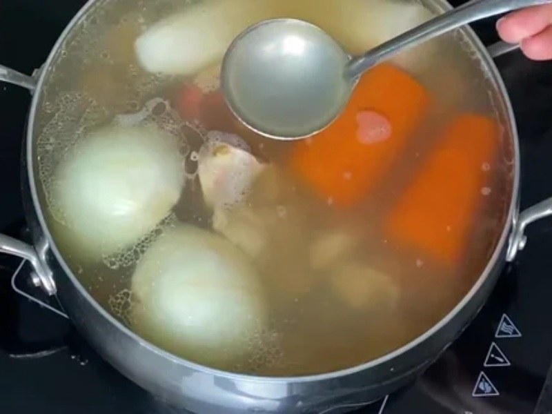 Tiến hành nấu nước dùng sườn