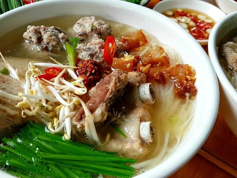 Hoàn thành món hủ tiếu bò viên sườn heo thơm ngon