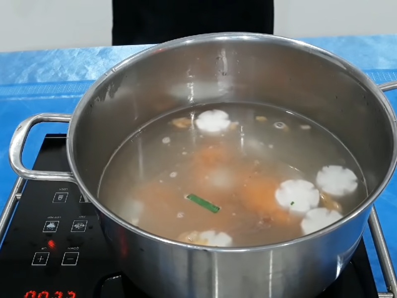 TIến hành ninh nồi nước dùng