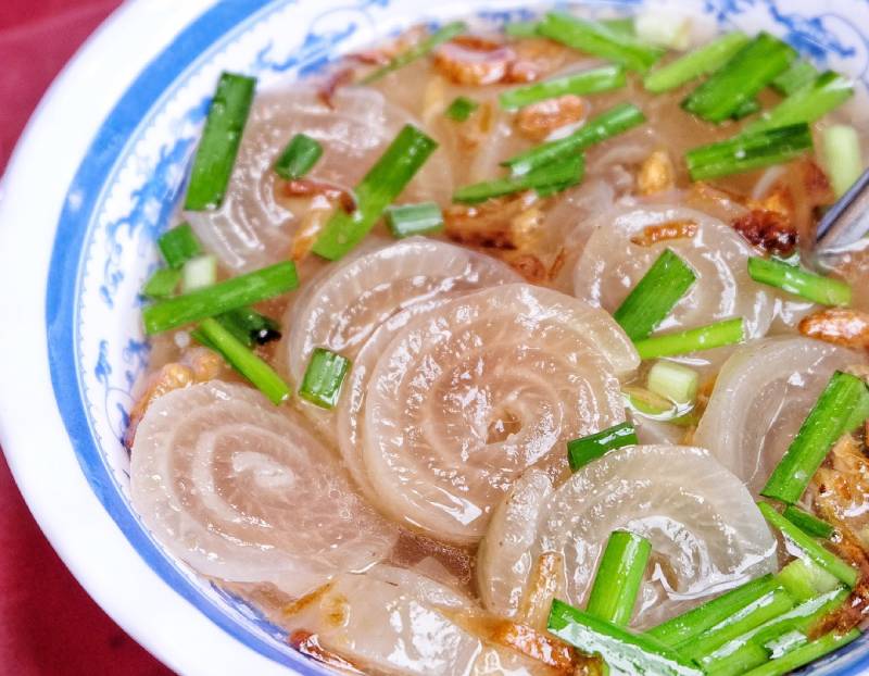 Tô hủ tiếu da heo cuộn thái lát với hành lá