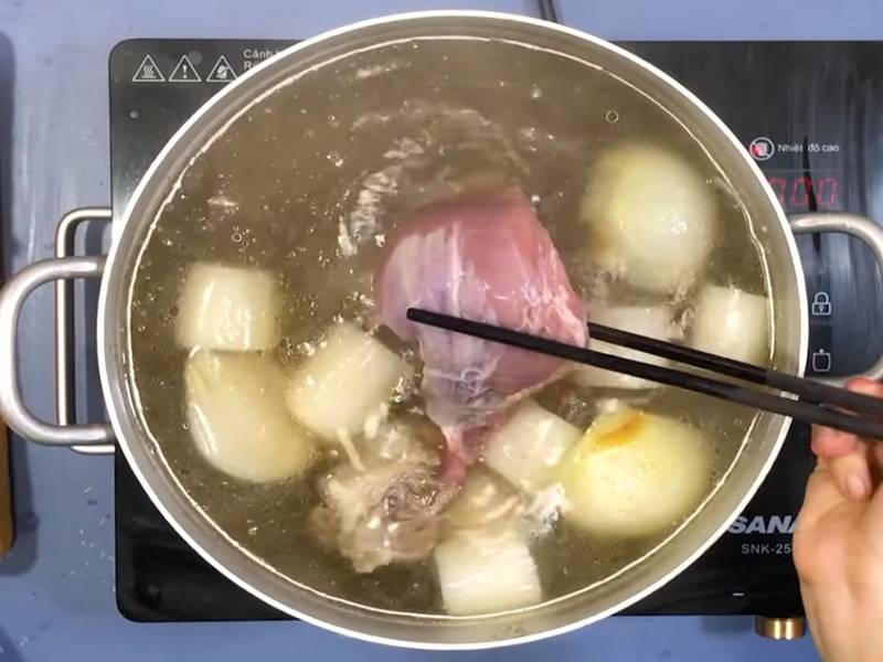 Ninh xương và thịt heo để làm nước dùng hủ tiếu