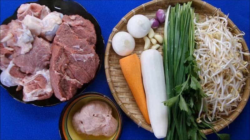 Nguyên liệu nấu hủ tiếu gồm thịt, rau củ, giá và gia vị