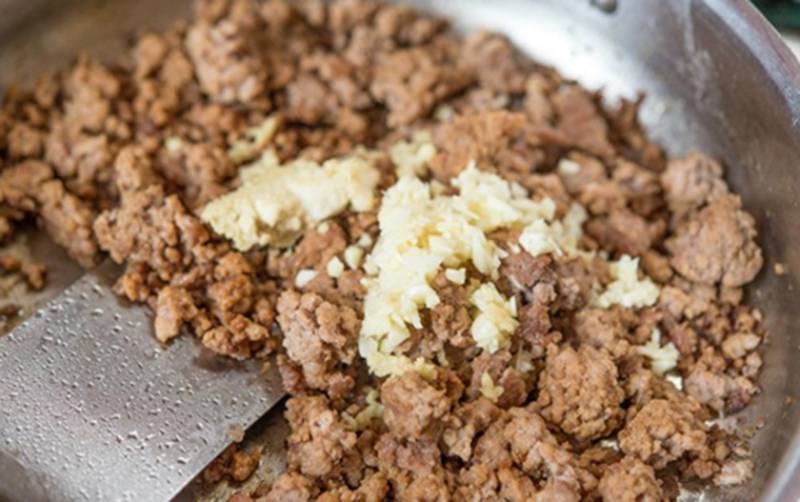 Xào thịt bằm với tỏi để làm topping cho hủ tiếu