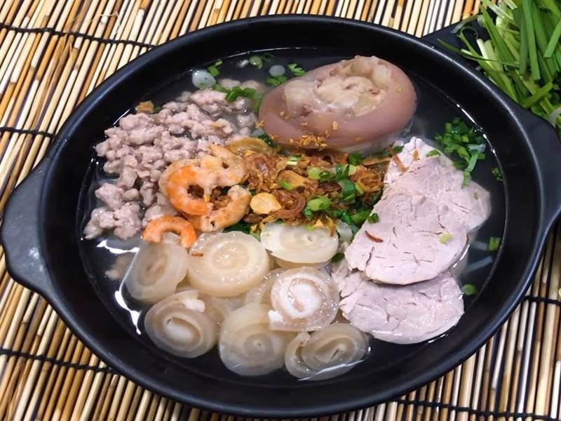 Hủ tiếu da heo cuộn đầy đủ tôm, thịt, giò và nước dùng
