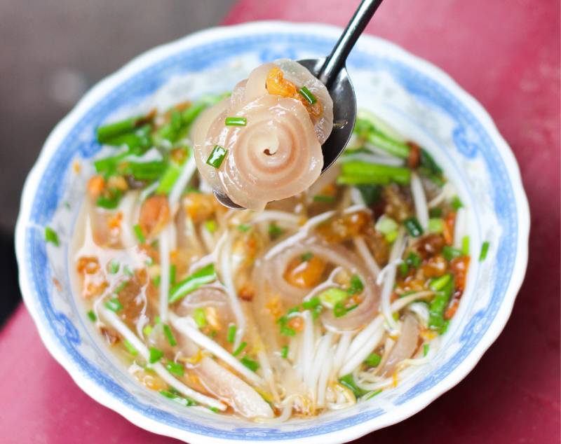 Tô hủ tiếu da heo cuộn với giá và hành lá