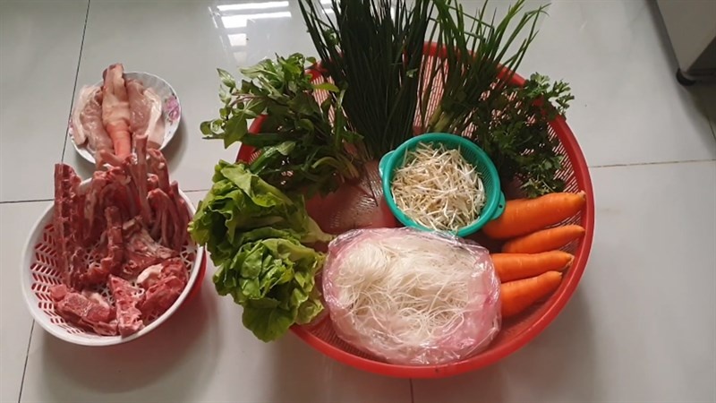 Chọn mua nguyên liệu hủ tiếu đuôi heo tươi
