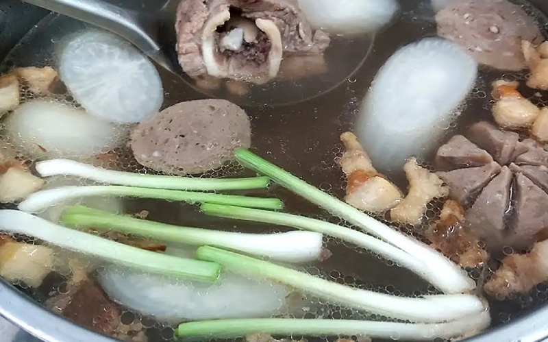 Ninh nước dùng đuôi heo