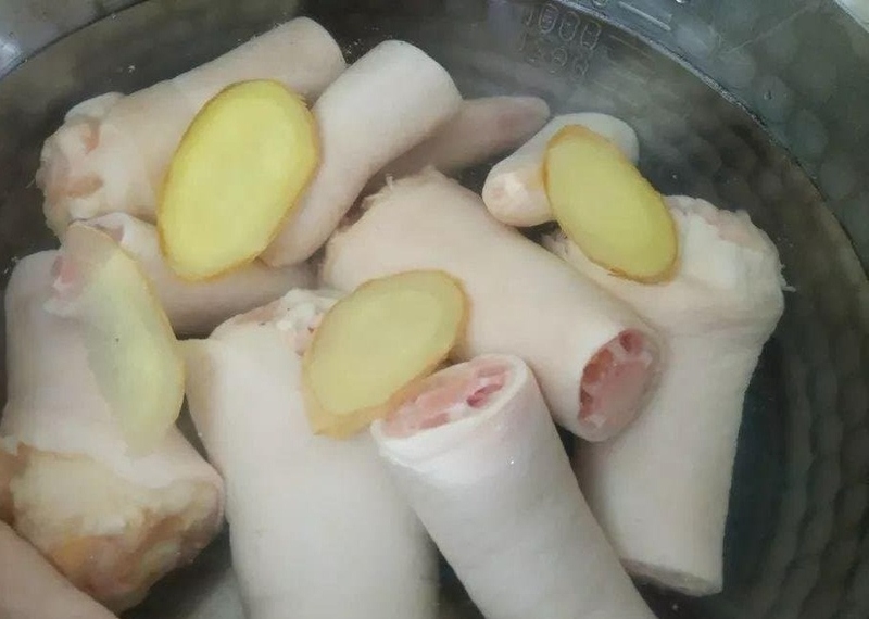 Sơ chế xương, thịt heo ngâm với gừng