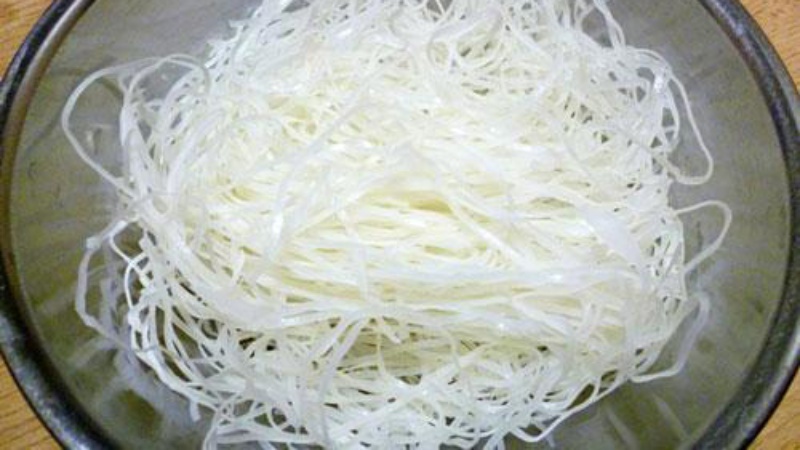 Trụng hủ tiếu và rau, giá