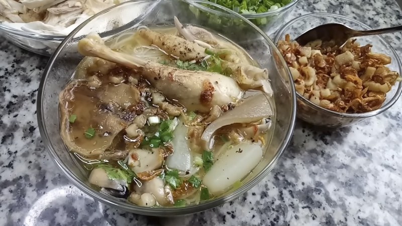 Thành phẩm món hủ tiếu gà nấu cùng với nấm và da heo