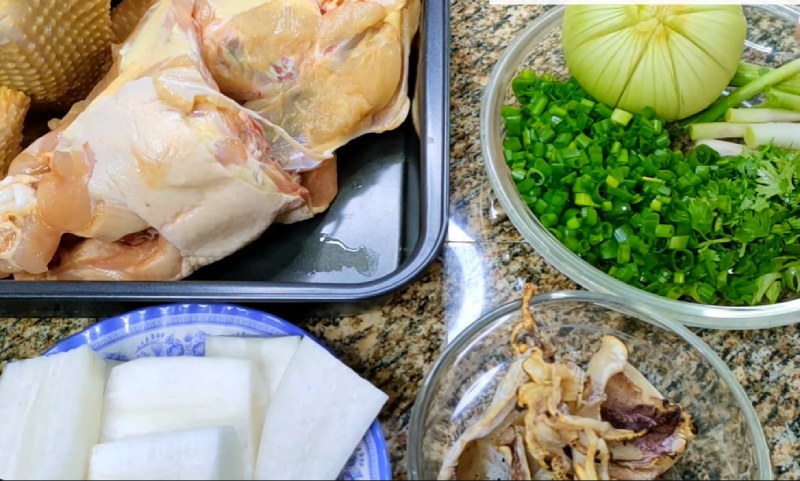 Sơ chế nguyên liệu làm hủ tiếu gà cùng với nấm và da heo