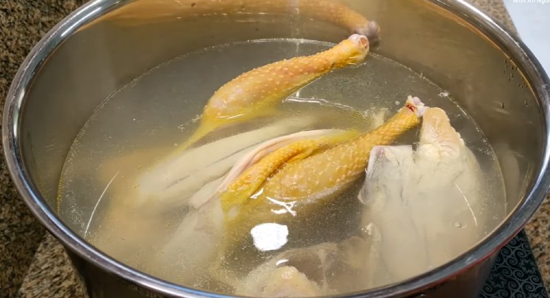 Ninh gà lấy nước dùng