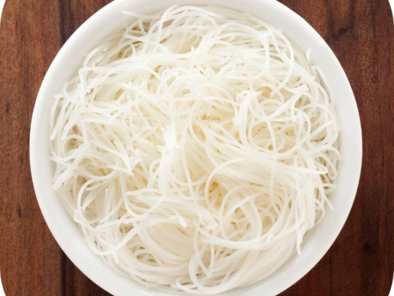 Trụng sơ hủ tiếu qua nước sôi