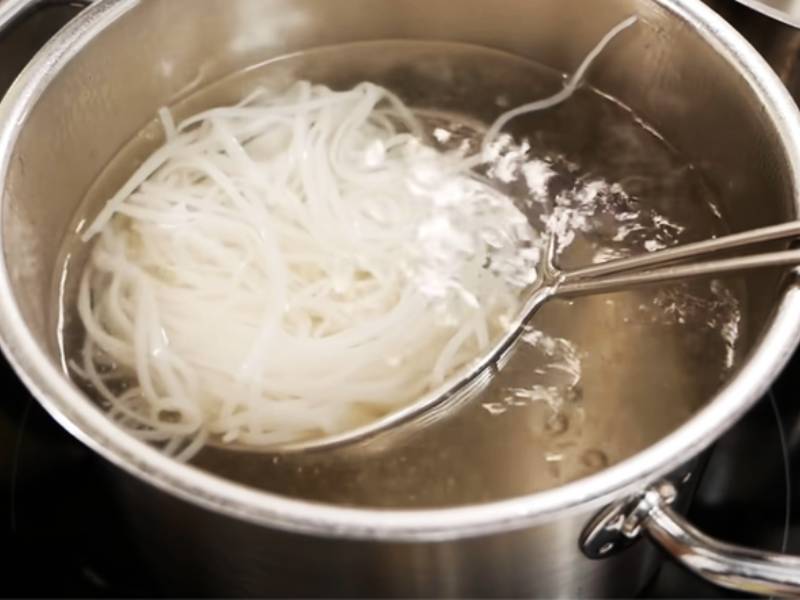 Đun nước sôi và trụng cho hủ tiếu chín