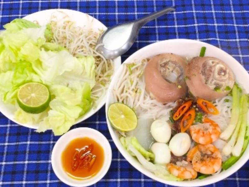 Thành phẩm hủ tiếu giò heo với trứng cút, tôm
