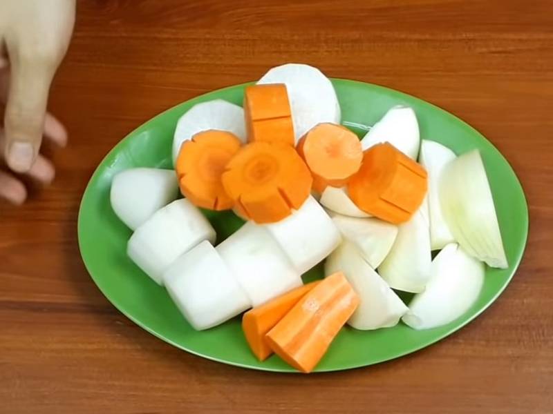 Gọt và rửa các rau củ