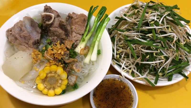 Tô hủ tiếu xương heo ăn kèm rau giá và chén nước chấm
