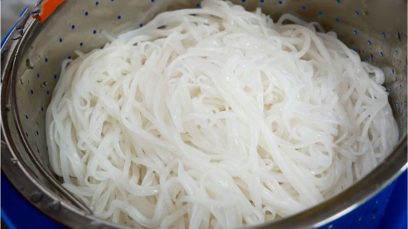 Trụng hủ tiếu và để ráo