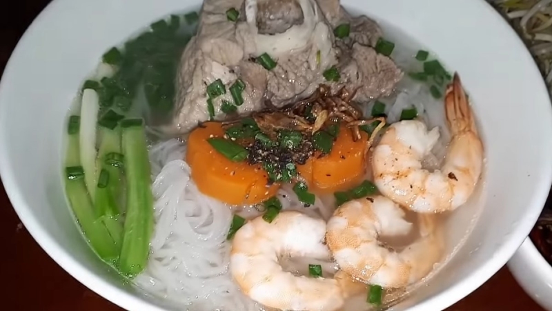Tô hủ tiếu xương heo tôm thịt đầy đủ topping