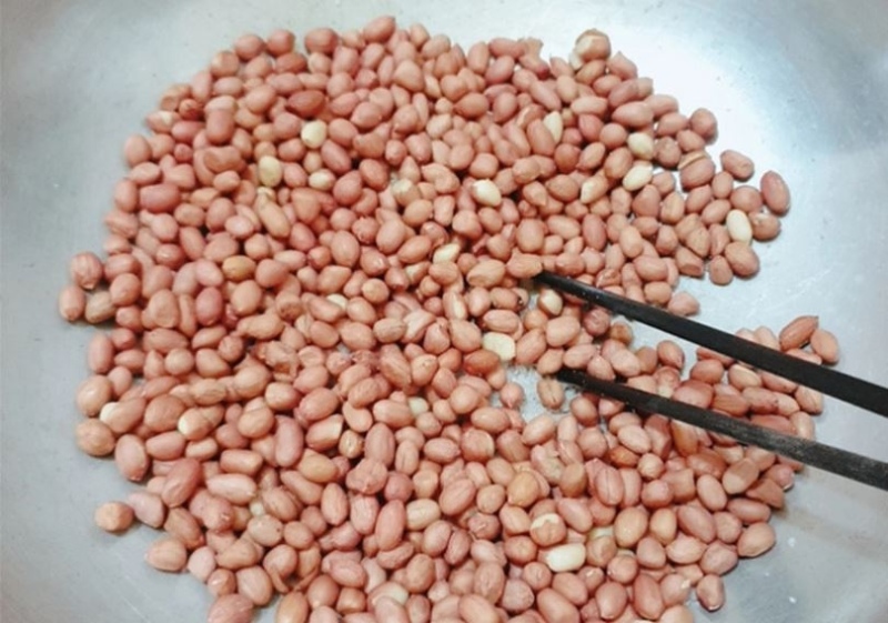 Rang lạc trên chảo