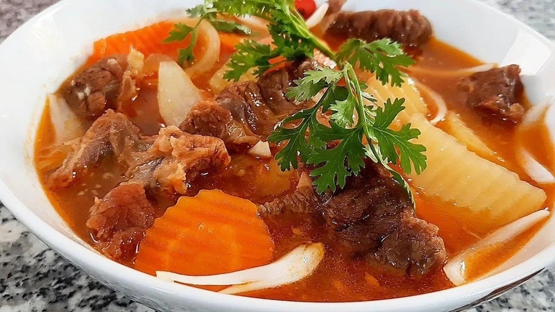 Tô lagu bò rượu vang