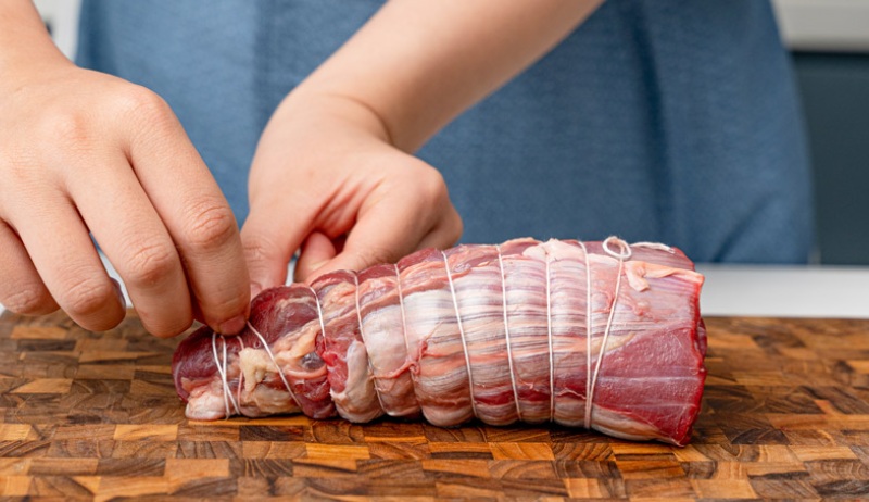 Tiến hành sơ chế thịt bò