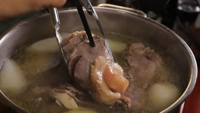 Công đoạn hầm nước dùng cho lẩu bò