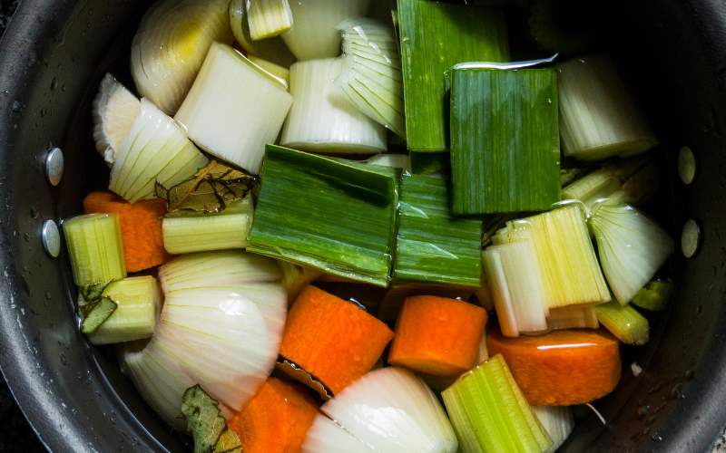 Tiến hành nấu nước dùng rau củ