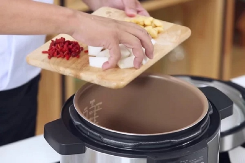 Công đoạn hầm đuôi bò thuốc bắc bằng nồi áp suất