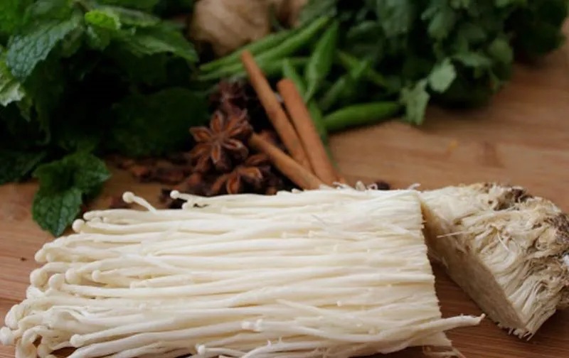 Sơ chế rau củ nhúng lẩu ăn kèm