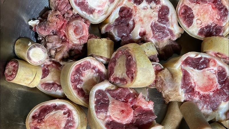 Đuôi bò tươi ngon được chặt khúc