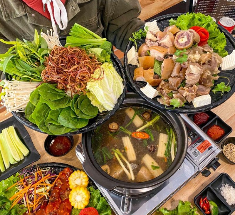 Rau và đuôi bò được chuẩn bị để nhúng lẩu