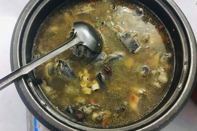 Những lưu ý khi chế biến lẩu gà ác hầm thuốc bắc