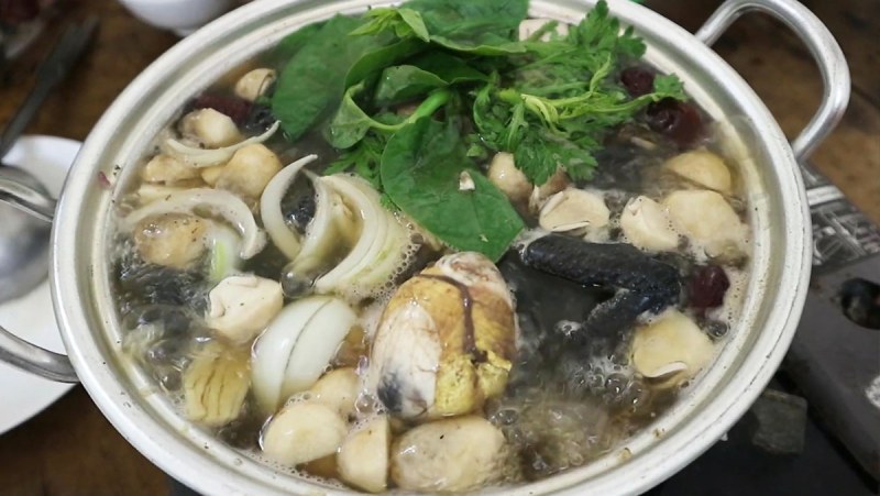 Thành phẩm lẩu gà ác hầm thuốc bắc bổ dưỡng