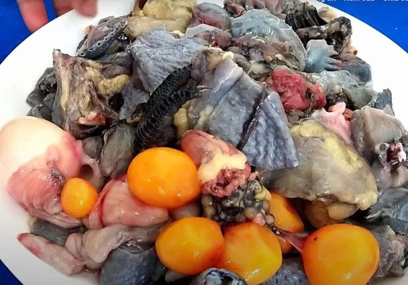 Sơ chế nguyên liệu làm lẩu gà ác