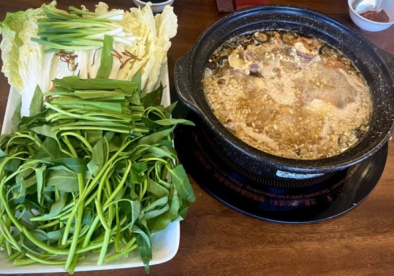 Lẩu gà bỗng rượu ăn kèm rau