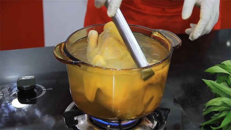 Tiến hành công đoạn ninh nước dùng gà
