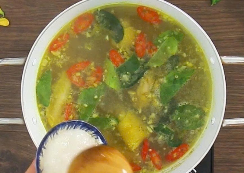 xào thơm gà và nấu lẩu