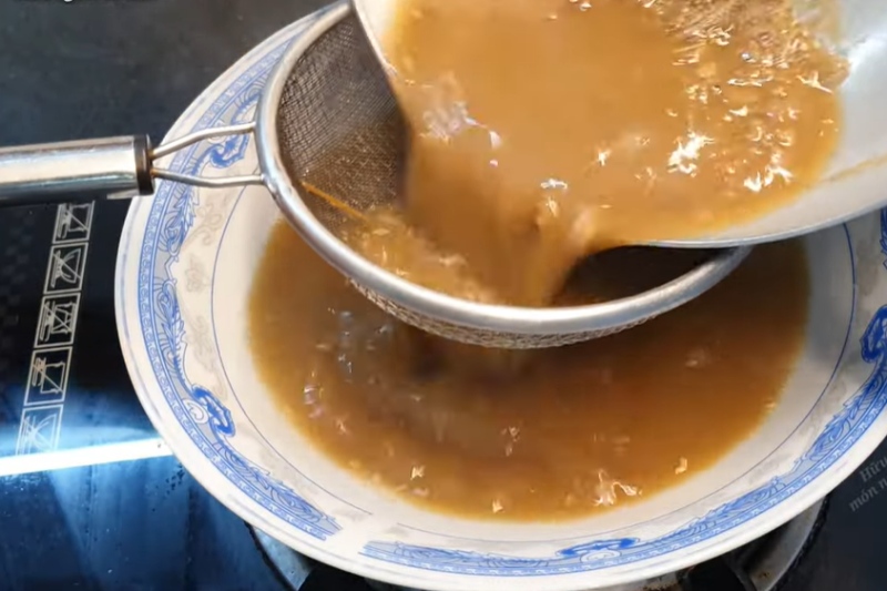 nấu và lọc mắm
