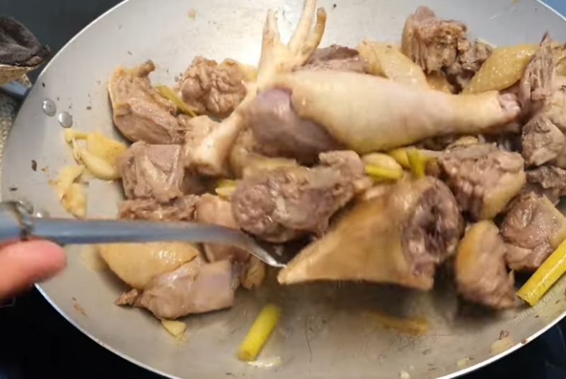 xào săn thịt gà trước khi nấu lẩu