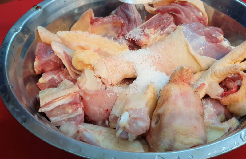 sơ chế gà đá và ướp gia vị