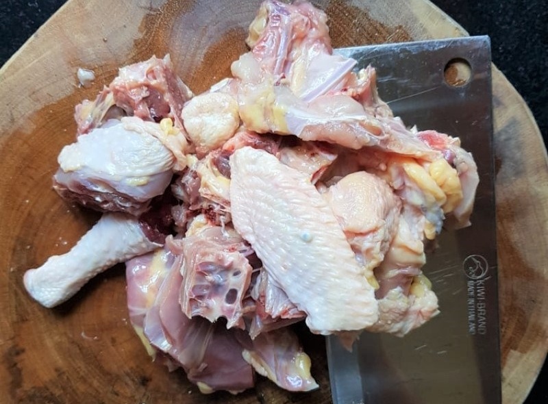 Gà đã được làm sạch và chặt thành miếng vừa ăn, chuẩn bị để ướp và chế biến