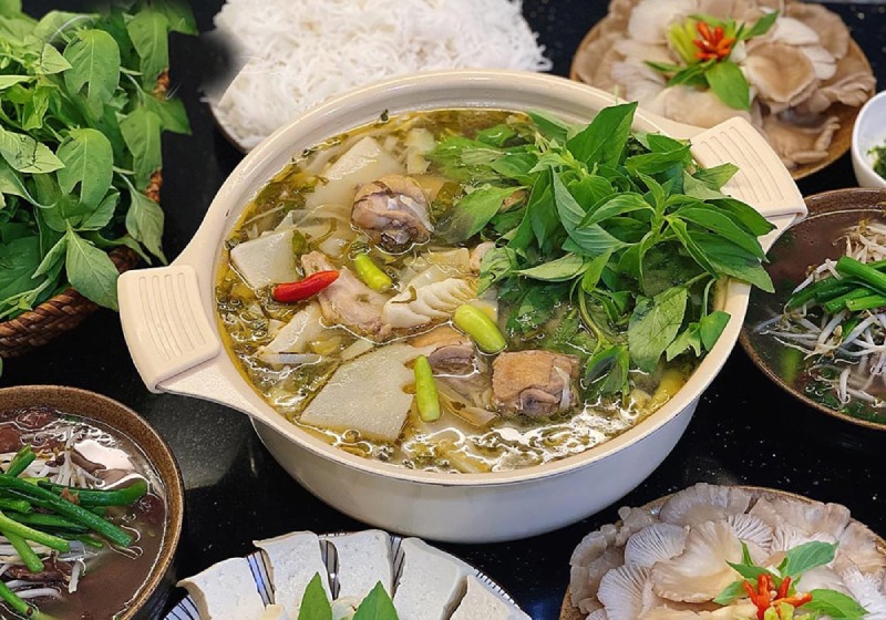 Lẩu gà măng chua sôi nghi ngút, ăn kèm rau, bún, nấm tươi hấp dẫn