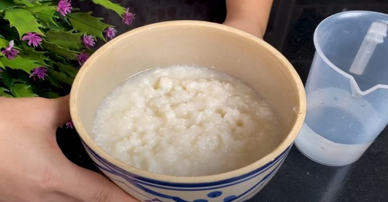 Cơm mẻ (mẻ sống) được chuẩn bị trong tô, đã lên men, trắng và sánh mịn
