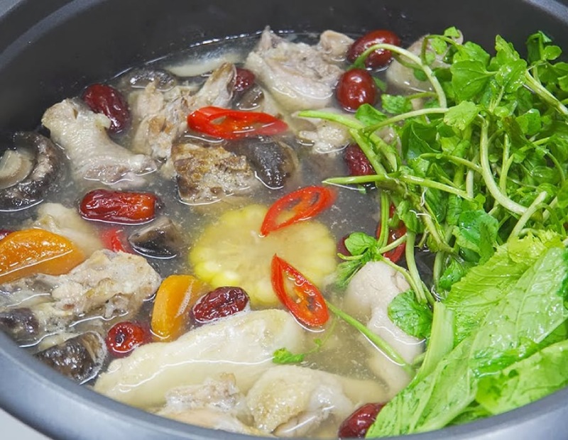 Nồi lẩu gà mẻ thảo dược với táo đỏ, kỳ tử, nấm hương, ngải cứu