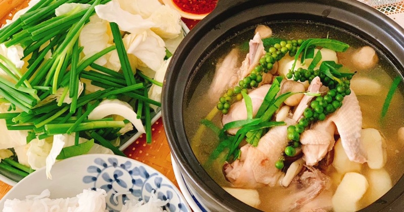 Lẩu gà tiềm tiêu xanh thơm ngon bốc khói, ăn kèm rau xanh và bún tươi hấp dẫn