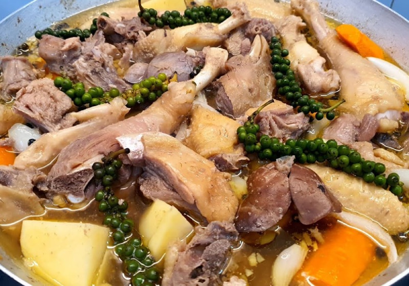 Nồi lẩu gà tiêu xanh đầy ắp thịt, khoai, cà rốt và tiêu xanh