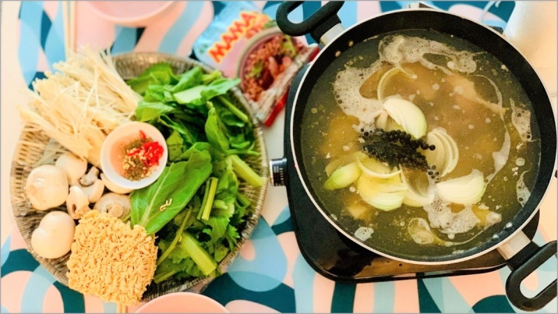 Mâm lẩu gà tiêu xanh hoàn chỉnh, gồm nồi nước dùng, rau và nấm tươi